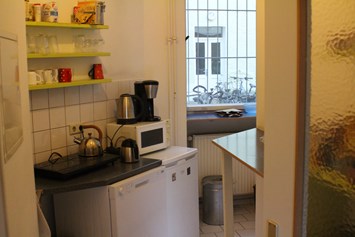 Coworking Space: Küche mit Herd, Kühlschrank und Spülmaschine - Bürogemeinschaft RiSo78