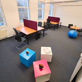 Coworking Space: Büroräume und feste Arbeitsplätze - Sichere dir deinen persönlichen Arbeitsplatz im 2er-Büro oder im Großraum für mehrere Personen.  
Auf Wunsch abschließbar.  - Workspace Stadtkrone