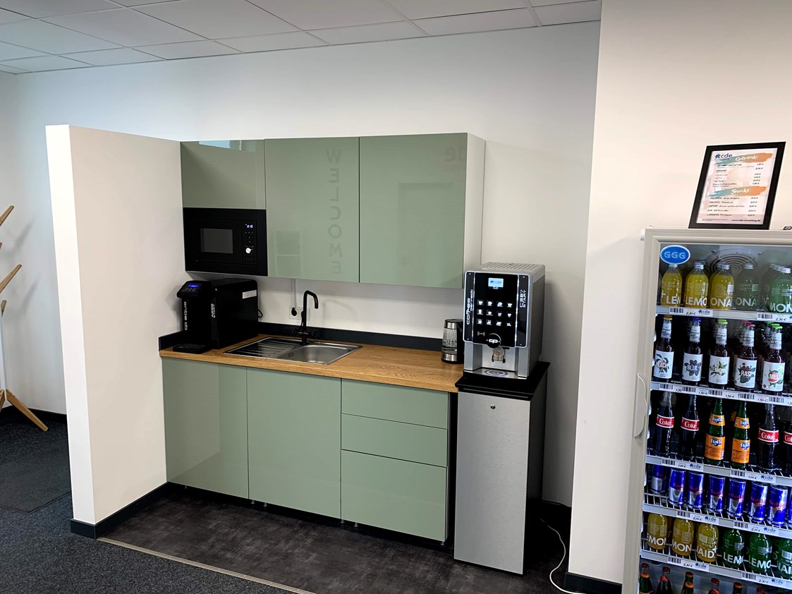 Coworking Space: Teeküche mit Wasserspender, Kaffeevollautomat, Wasserkocher und Mikrowelle - cde coworking