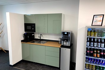 Coworking Space: Teeküche mit Wasserspender, Kaffeevollautomat, Wasserkocher und Mikrowelle - cde coworking