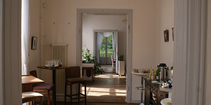 Coworking Spaces - Brandenburg - Blick von der Lounge, durch die Küche und den Coworking-Space, bis zum Seminarraum. - Rathenau Coworking im Schloss