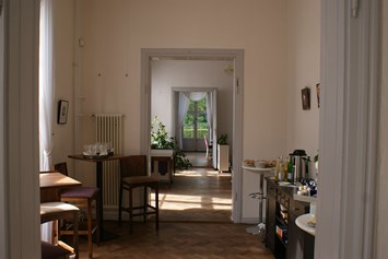 Coworking Space: Blick von der Lounge, durch die Küche und den Coworking-Space, bis zum Seminarraum. - Rathenau Coworking im Schloss