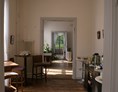 Coworking Space: Blick von der Lounge, durch die Küche und den Coworking-Space, bis zum Seminarraum. - Rathenau Coworking im Schloss