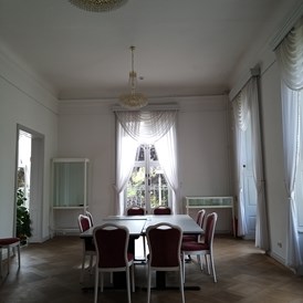 Coworking Space: Der Saal kann für Seminare, Workshops, Besprechungen, Veranstaltungen etc. gemietet werden - Rathenau Coworking im Schloss