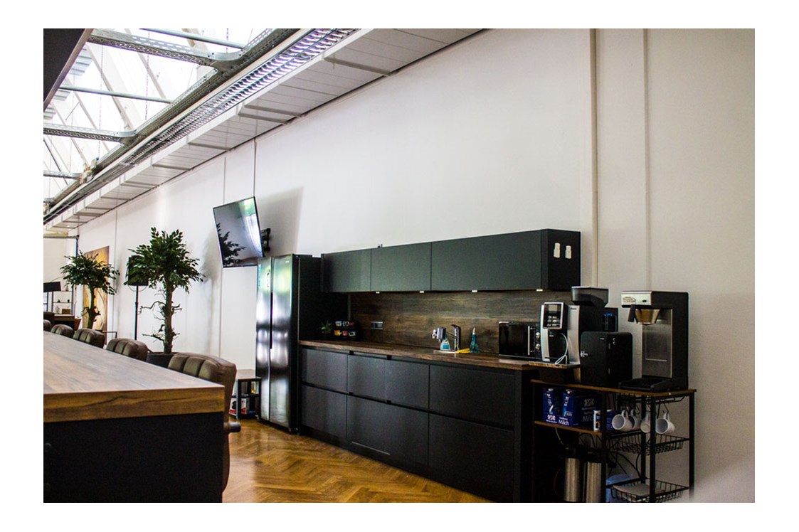 Coworking Space: An der Coffeebar trifft man auf unterschiedlichste Menschen aus Elmshorn, dem Umland und ganz Deutschland. In einladender Atmosphäre kann man sich mit Kollegen und Geschäftspartnern verabreden, neuen Menschen begegnen, sich unverbindlich über die Unternehmen informieren oder ganz konkrete Fragen stellen. - Smart-Factory