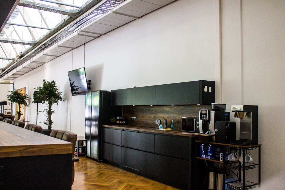 Coworking Space: An der Coffeebar trifft man auf unterschiedlichste Menschen aus Elmshorn, dem Umland und ganz Deutschland. In einladender Atmosphäre kann man sich mit Kollegen und Geschäftspartnern verabreden, neuen Menschen begegnen, sich unverbindlich über die Unternehmen informieren oder ganz konkrete Fragen stellen. - Smart-Factory Elmshorn