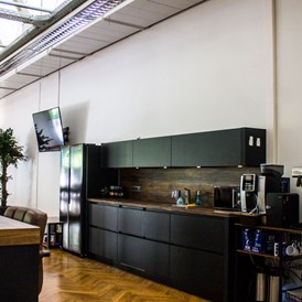 Coworking Space: An der Coffeebar trifft man auf unterschiedlichste Menschen aus Elmshorn, dem Umland und ganz Deutschland. In einladender Atmosphäre kann man sich mit Kollegen und Geschäftspartnern verabreden, neuen Menschen begegnen, sich unverbindlich über die Unternehmen informieren oder ganz konkrete Fragen stellen. - Smart-Factory Elmshorn