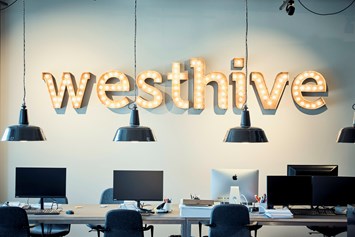 Coworking Space: Westhive Leuchtlogo - Westhive Hardturm
