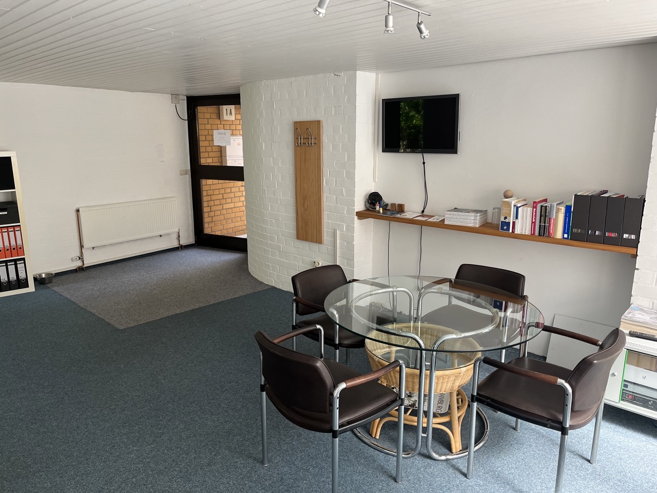Coworking Spaces - Schleswig-Holstein - Eingangsbereich mit Sitzgelegenheiten - CoWorking FR1a - Bad Bramstedt