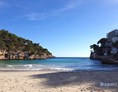 Coworking Space: Strand in der Bucht Cala Santanyí • Rayaworx Mallorca - Rayaworx