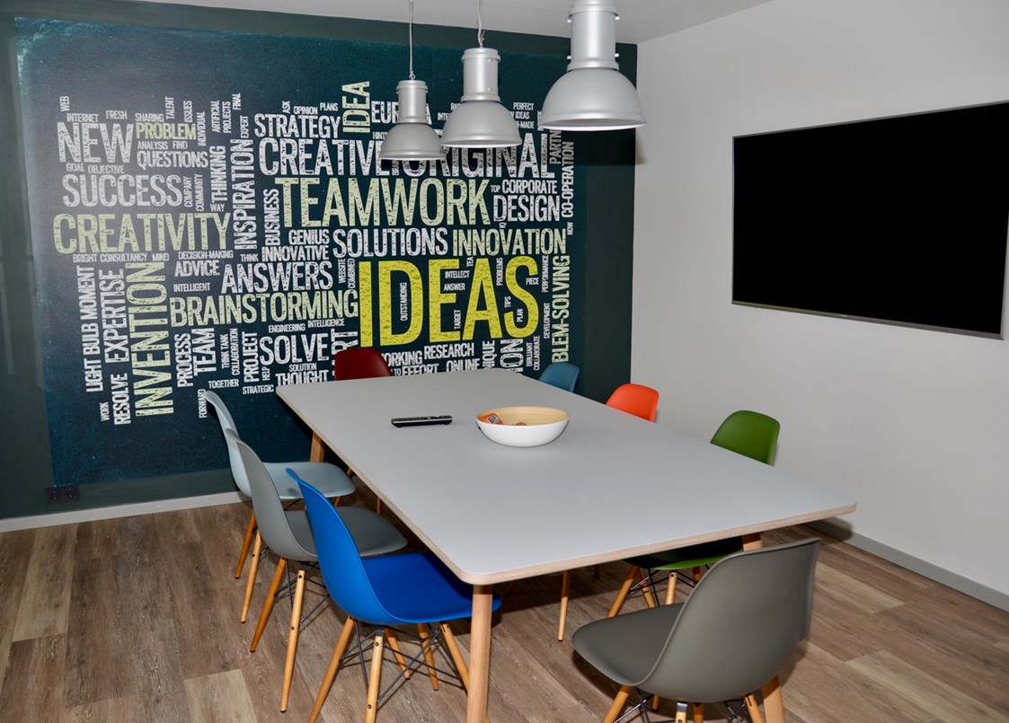 Coworking Space: In der Küche kannst du kochen, essen und ein Meeting abhalten. - DSTATION KreativCampus