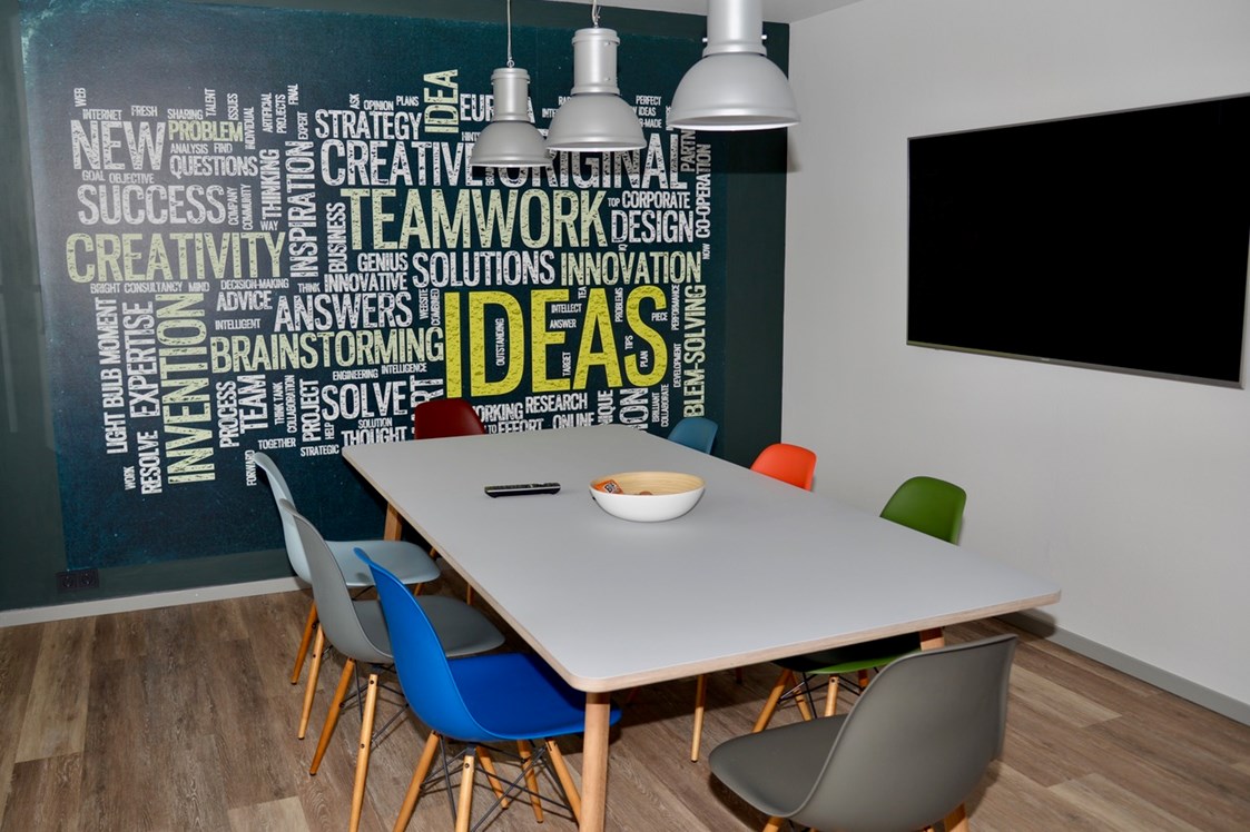 Coworking Space: In der Küche kannst du kochen, essen und ein Meeting abhalten. - DSTATION KreativCampus