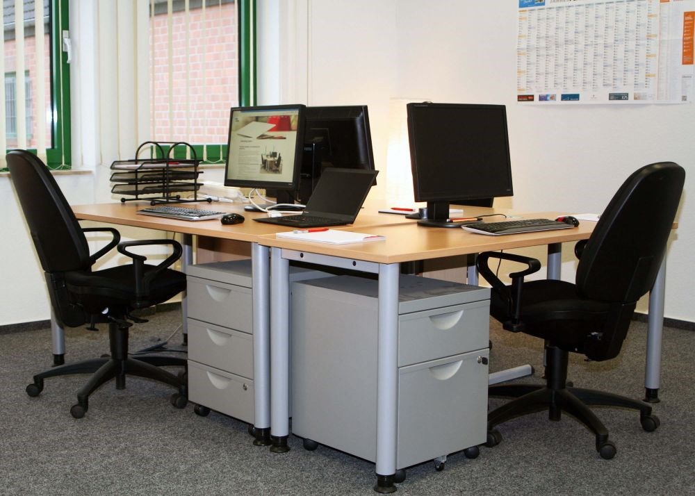 Coworking Space: Ausstattung der Arbeitsplätze kann nach Wunsch erweitert werden Es sind Einzelplätze und Plätze in 2er- und 3er-Gruppen möglich. - Coworking Space Mechernich