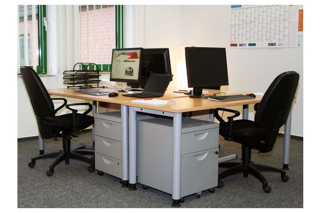 Coworking Space: Ausstattung der Arbeitsplätze kann nach Wunsch erweitert werden Es sind Einzelplätze und Plätze in 2er- und 3er-Gruppen möglich. - Coworking Space Mechernich